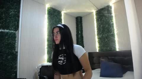 Snapshot of sara_hoffman_4 chatting on 1, 5, 2026 Sara online show from 1, 5, 2026