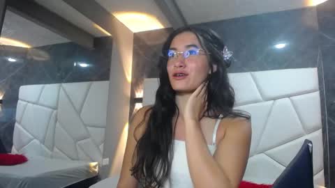 Snapshot of sara_hoffman_4 chatting on 10, 5, 2026 Sara online show from 10, 5, 2026