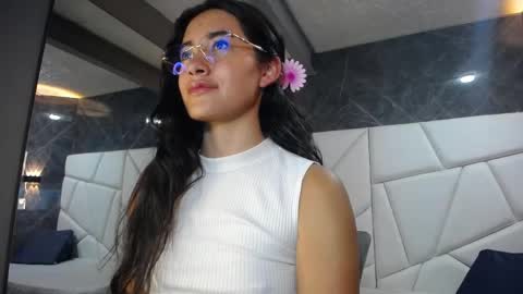 Snapshot of sara_hoffman_4 chatting on 12, 5, 2026 Sara online show from 12, 5, 2026
