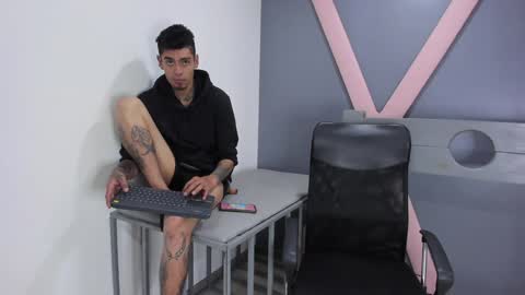 Sara HooT  online show from 25, 1, 2025