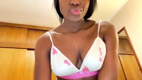 Snapshot of sara_muscle chatting on 9, 6, 2026 Sara online show from 9, 6, 2026