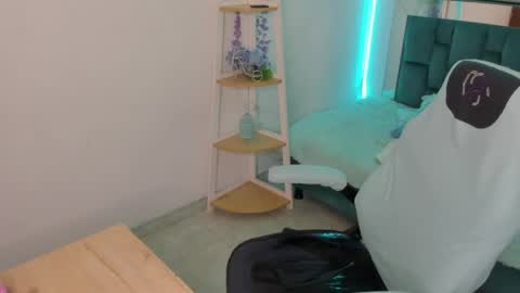 sara_red_x online show from 25, 5, 2026