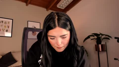 Snapshot of sarah_volkov chatting on 13, 12, 2024 online show from 13, 12, 2024