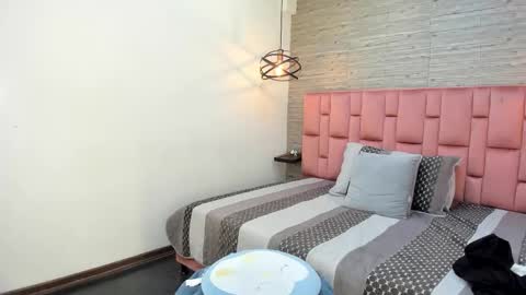 Sarah Deyvis online show from 4, 3, 2025