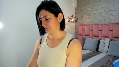 Sarah Deyvis online show from 5, 3, 2025