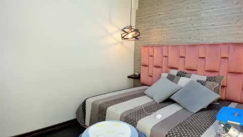 Sarah Deyvis online show from 8, 3, 2025