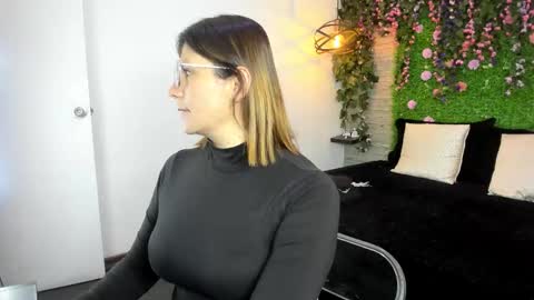 Sarah Deyvis online show from 10, 11, 2025