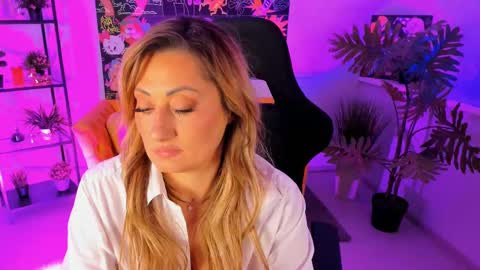 Snapshot of sarahholly chatting on 8, 3, 2025 Divine Sarah NONUDE model online show from 8, 3, 2025