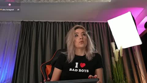 Sarahjadore online show from 9, 3, 2025