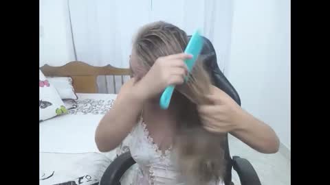 Snapshot of saray1221 chatting on 2, 10, 2025 saray1221 online show from 2, 10, 2025