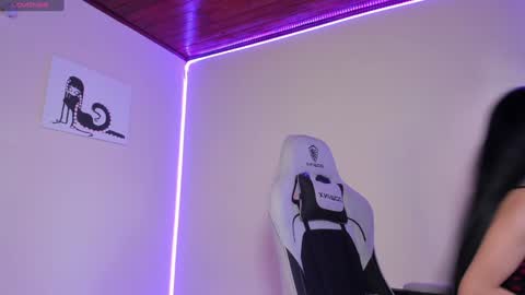    im expecting 300 thumbs up on my altar online show from 6, 1, 2025