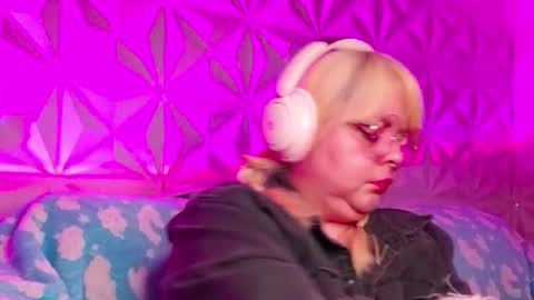 Snapshot of satyn_doll chatting on 17, 10, 2025 Gina George online show from 17, 10, 2025