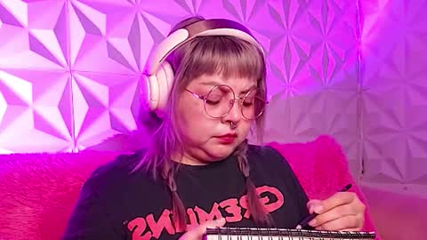 Snapshot of satyn_doll chatting on 9, 11, 2025 Gina George online show from 9, 11, 2025