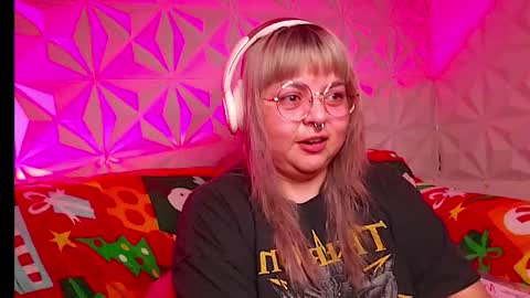 Snapshot of satyn_doll chatting on 18, 12, 2025 Gina George online show from 18, 12, 2025