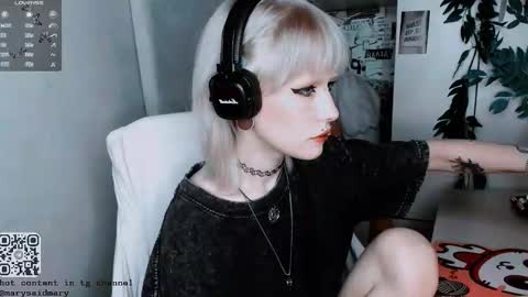 Snapshot of say_mary chatting on 24, 10, 2025 pronoun she. name Mary. age 21. online show from 24, 10, 2025