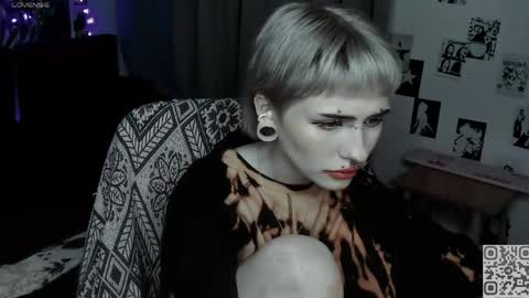 pronoun she. name Mary. age 21. online show from 5, 5, 2026
