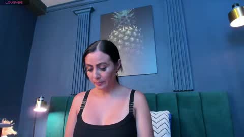 Scarlet Edwars online show from 22, 4, 2026