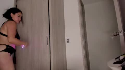 Scarlett Thumb up please help me 100 its important online show from 13, 12, 2024