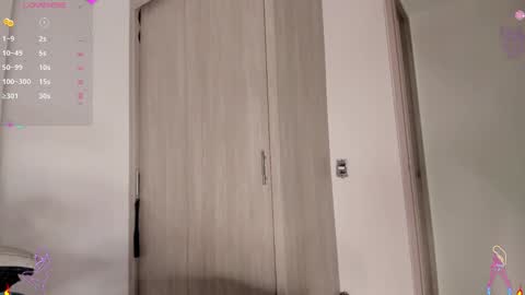 Scarlett Thumb up please help me 100 its important online show from 24, 12, 2024