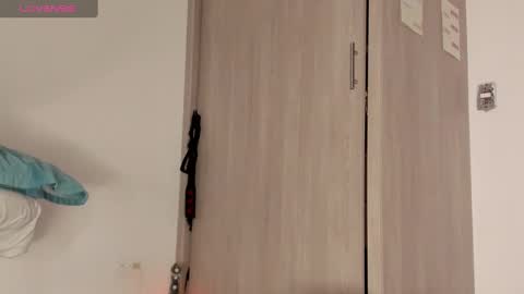 Scarlett Thumb up please help me 100 its important online show from 12, 2, 2025