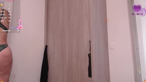 Scarlett Thumb up please help me 100 its important online show from 30, 9, 2025