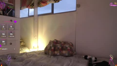 Scarlett Thumb up please help me 100 its important online show from 23, 4, 2026