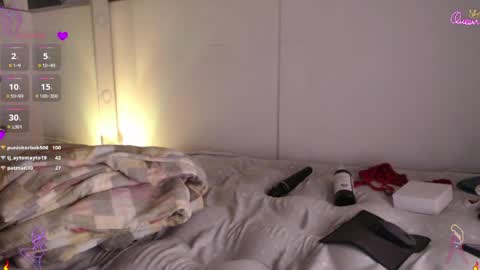 Scarlett Thumb up please help me 100 its important online show from 26, 4, 2026