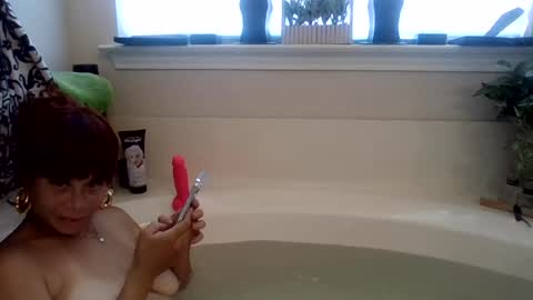 Snapshot of scrlttxrose chatting on 28, 7, 2026 Heyy Strawberry online show from 28, 7, 2026