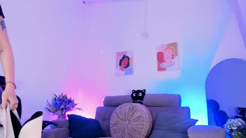     .  INDEPENDENT MODEL online show from 19, 4, 2026