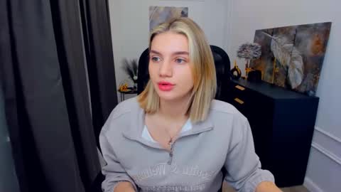 selenaemoore online show from 21, 4, 2026