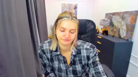 selenaemoore online show from 25, 4, 2026