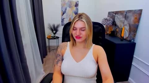 Snapshot of selenaemoore chatting on 1, 5, 2026 selenaemoore online show from 1, 5, 2026