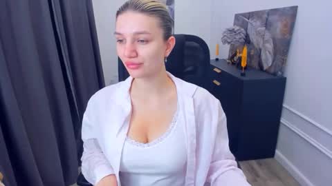 Snapshot of selenaemoore chatting on 23, 5, 2026 selenaemoore online show from 23, 5, 2026