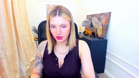 Snapshot of selenaemoore chatting on 27, 5, 2026 selenaemoore online show from 27, 5, 2026
