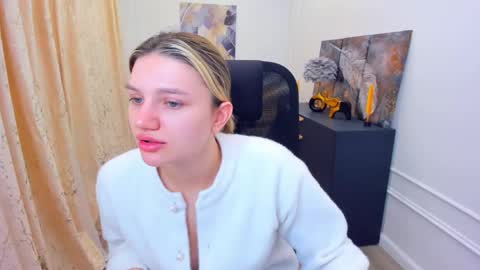 Snapshot of selenaemoore chatting on 29, 5, 2026 selenaemoore online show from 29, 5, 2026