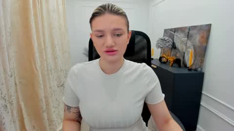 Snapshot of selenaemoore chatting on 30, 5, 2026 selenaemoore online show from 30, 5, 2026