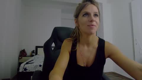 Snapshot of sellena_angel chatting on 17, 10, 2025 sellena_angel online show from 17, 10, 2025