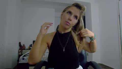 Snapshot of sellena_angel chatting on 19, 10, 2025 sellena_angel online show from 19, 10, 2025