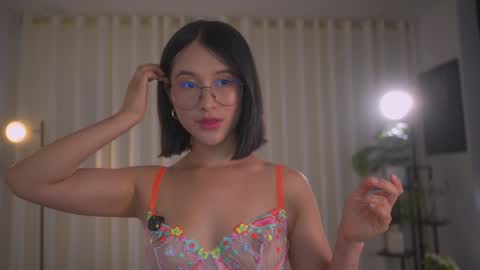 Maria- OF sensual bee online show from 9, 1, 2025