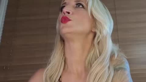 Snapshot of serenexxmilf chatting on 25, 6, 2026 serenexx your MILF online show from 25, 6, 2026