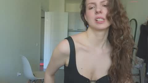 Snapshot of sereta_fin chatting on 7, 6, 2026 Hey Guys and Girls non-binary personalities Im Sereta online show from 7, 6, 2026