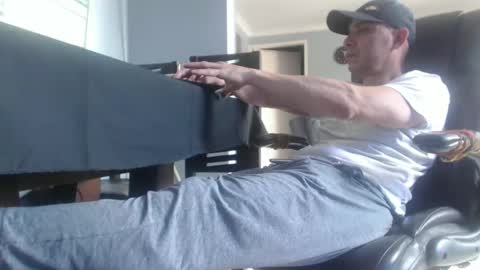 hetero serio discreto online show from 8, 1, 2025