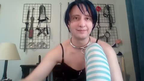 Servile Sarah online show from 5, 5, 2026