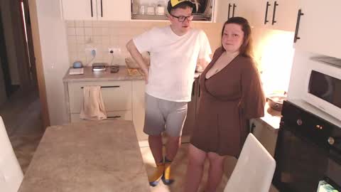 Roxy Kate Mary Alex Arnold online show from 28, 4, 2026