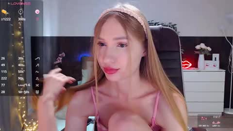 Snapshot of sexy_red_foxx chatting on 6, 3, 2025 Annie - Your Dream Girl online show from 6, 3, 2025