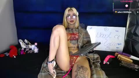 Snapshot of sexy_redgirl chatting on 2, 8, 2026 karoline online show from 2, 8, 2026