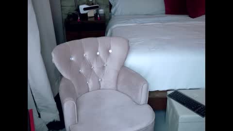 Sexy GILF Allie Kay online show from 30, 5, 2026