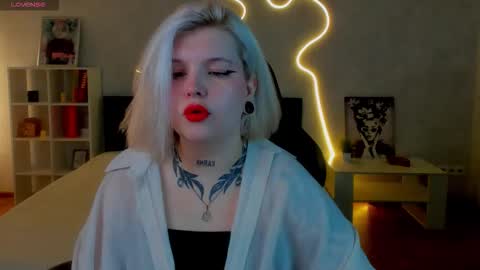 Snapshot of shadow__purr chatting on 17, 11, 2025 Lana online show from 17, 11, 2025