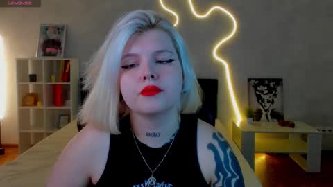 Snapshot of shadow__purr chatting on 18, 11, 2025 Lana online show from 18, 11, 2025