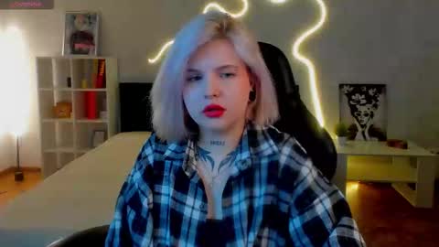 Snapshot of shadow__purr chatting on 23, 11, 2025 Lana online show from 23, 11, 2025